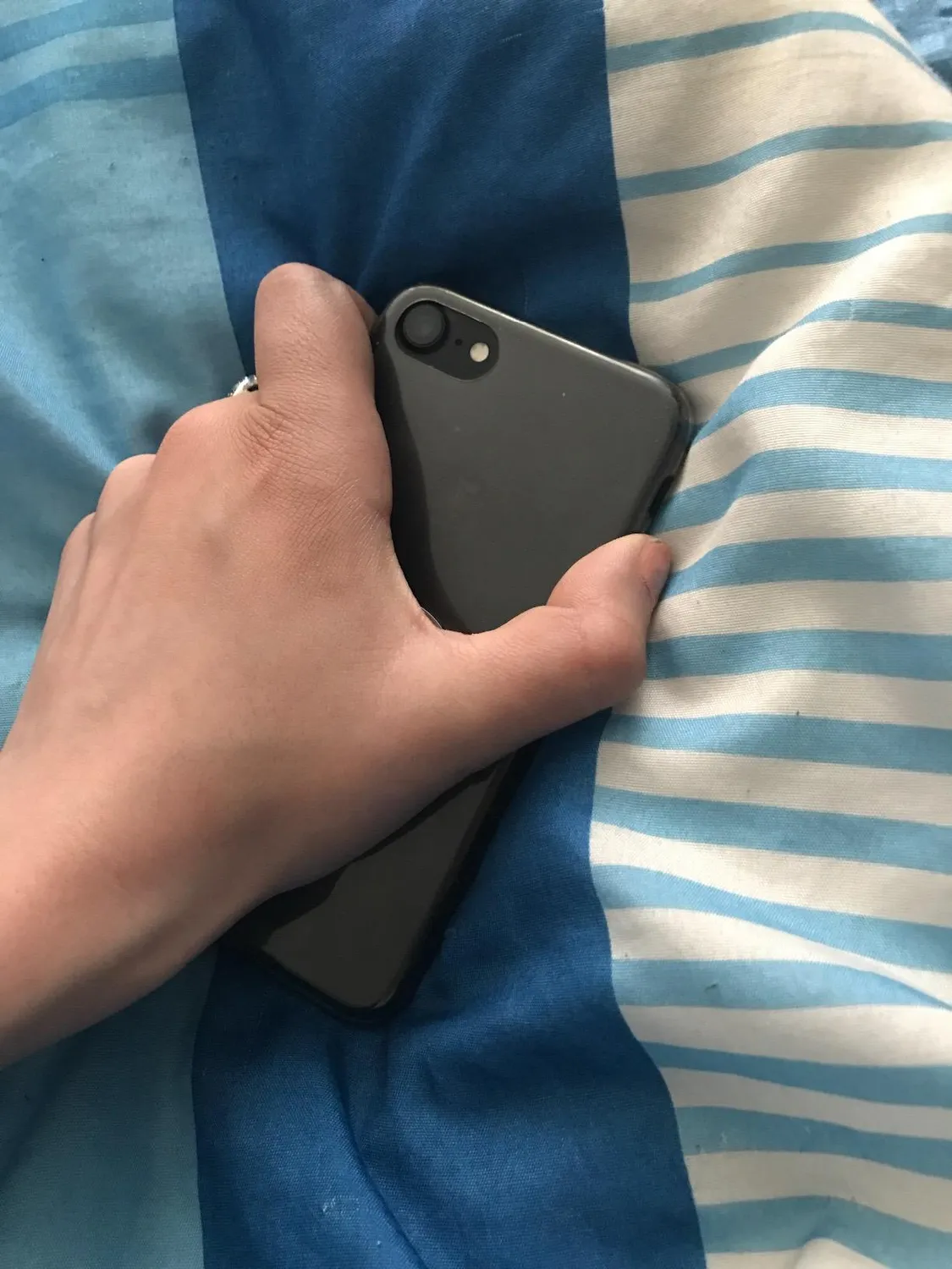 EAZY CASE Brushed Hülle iPhone SE 2022/2020 8/7 Dunkelblau
