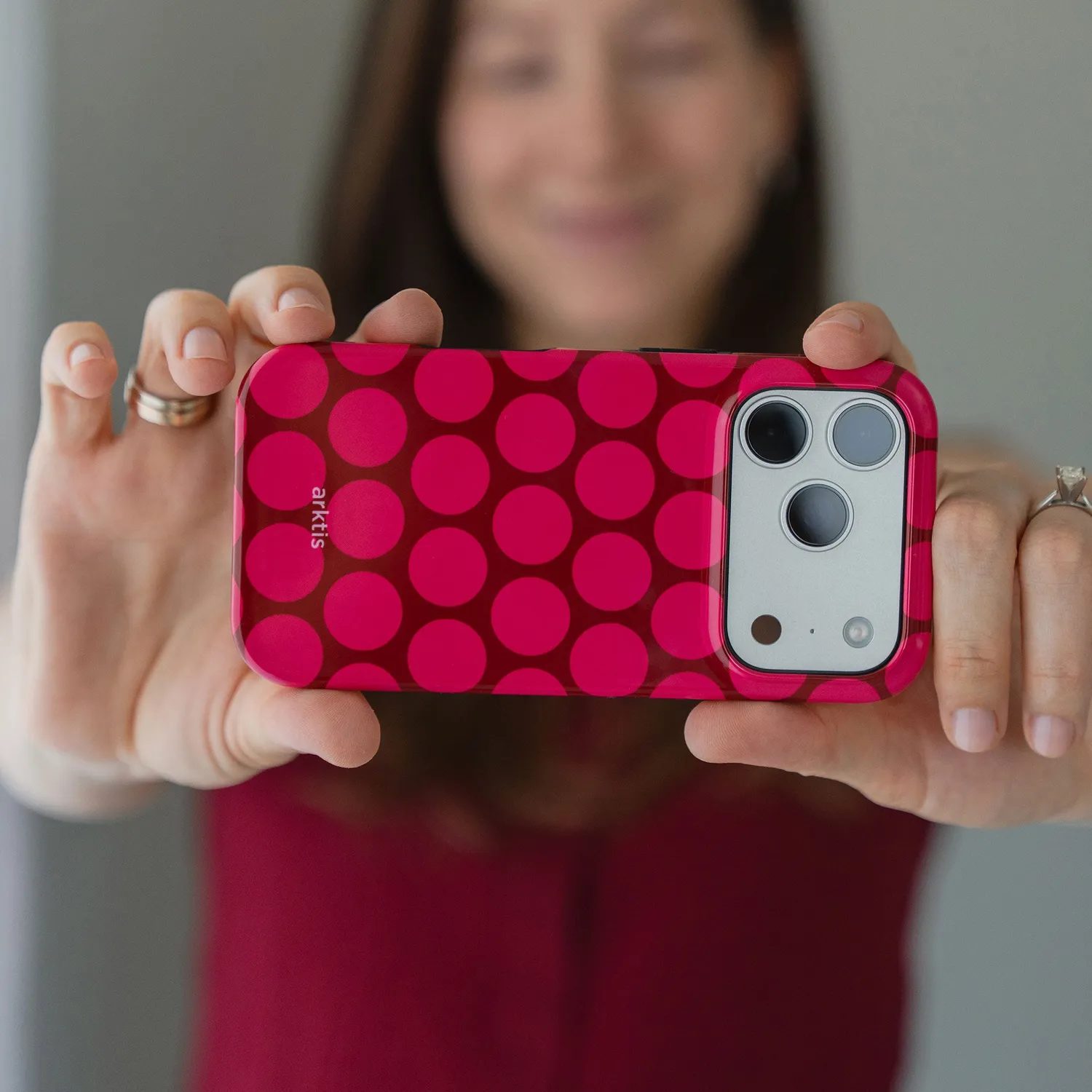 arktis iPhone 14 Pro Max Hülle Polka Dots MagSafe