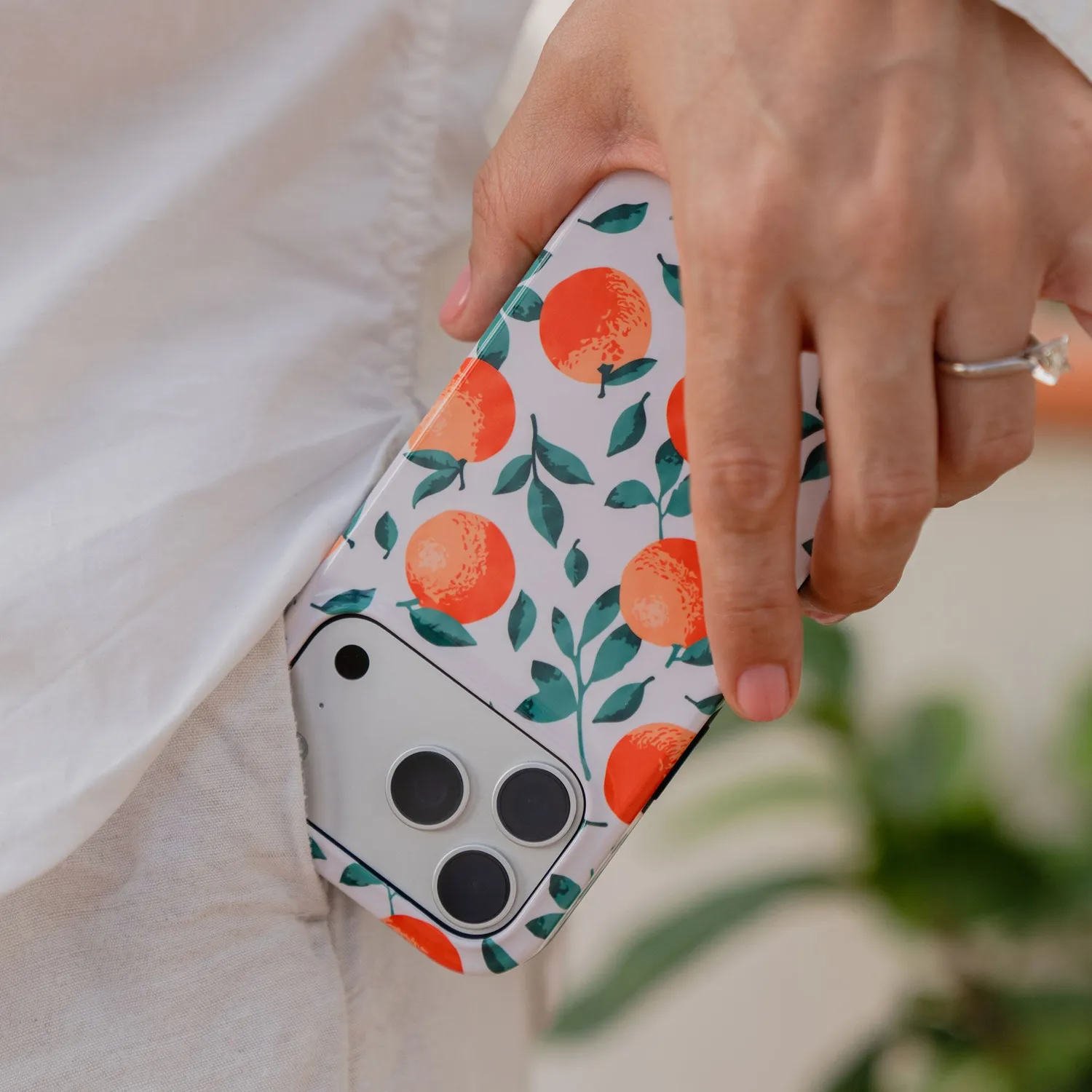 arktis Orange Tree iPhone 14 Pro Hülle MagSafe Print