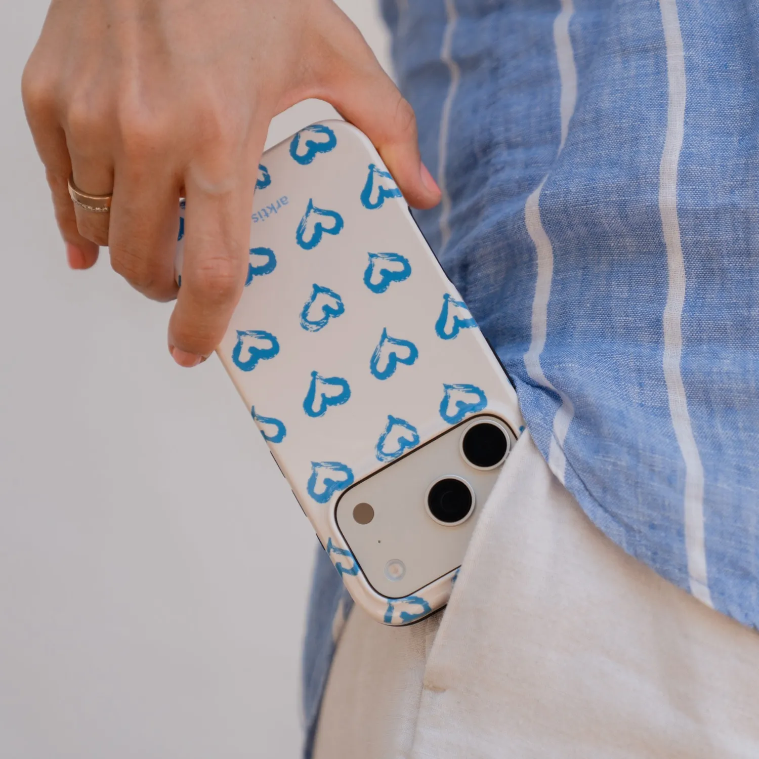 arktis Blue Hearts iPhone 16e Hülle MagSafe