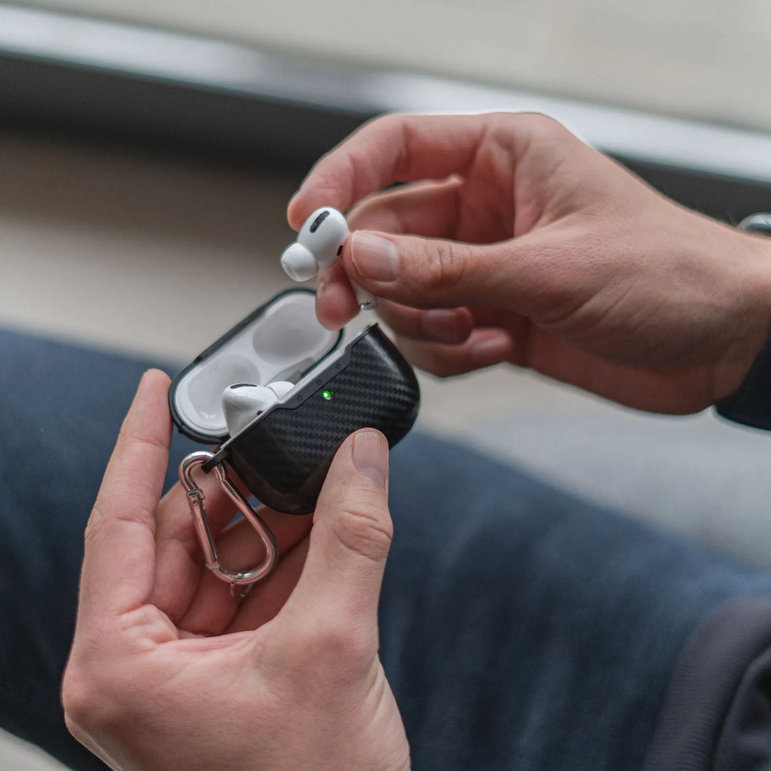 arktis Carbon AirPods Pro 3 Case mit Karabiner