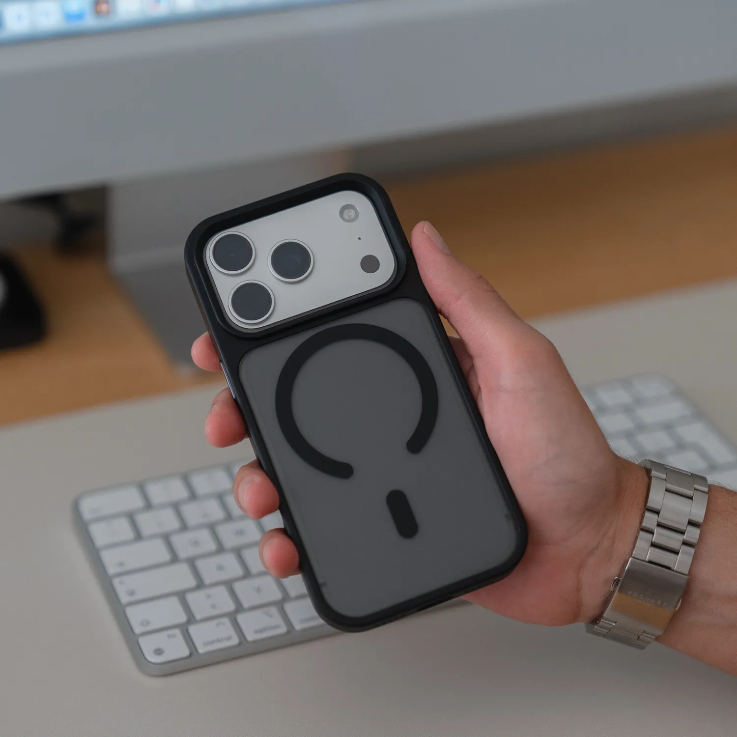arktis Solid Case iPhone 17 Pro Hülle MagSafe Schwarz