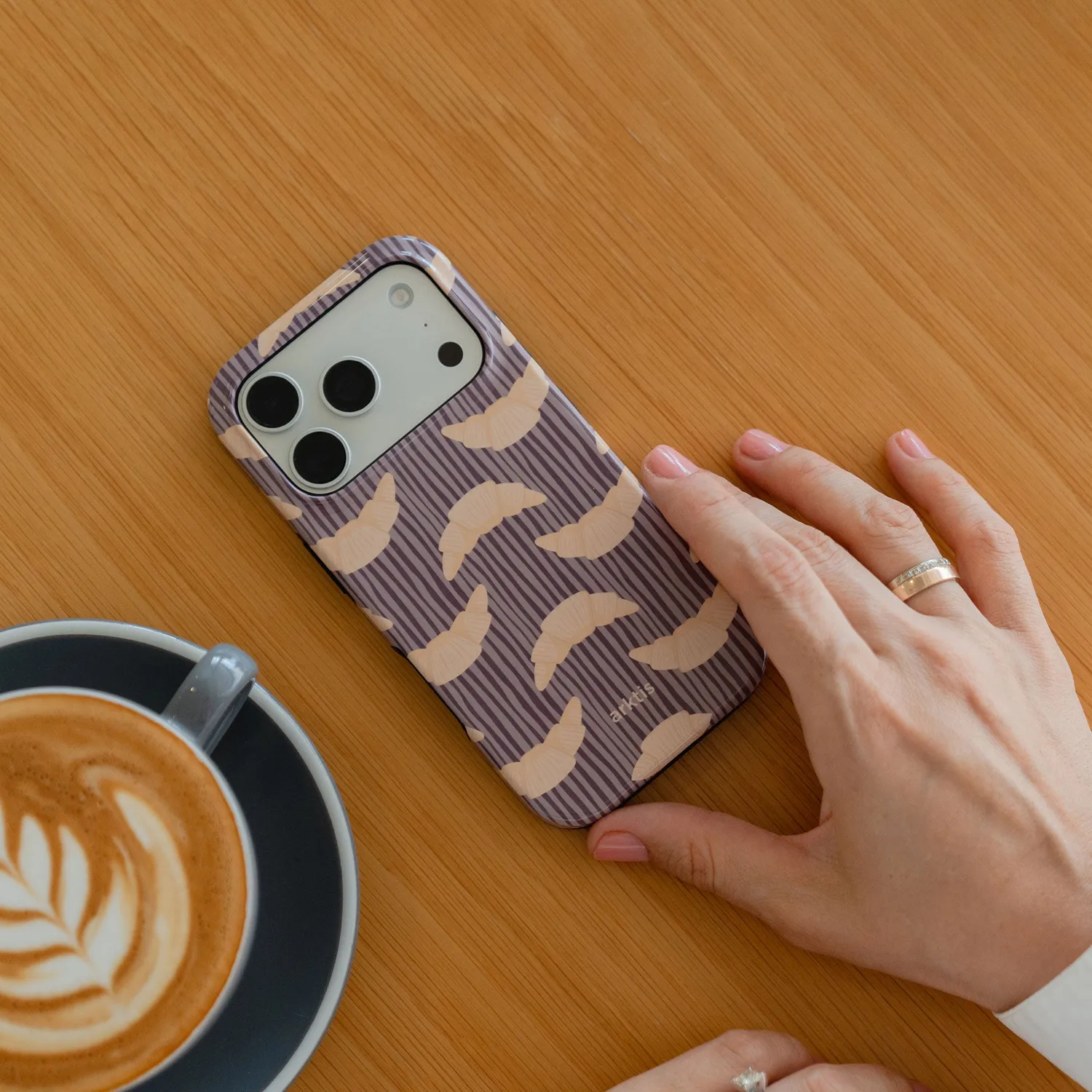 arktis French Breakfast iPhone 15 Pro Max Hülle mit Print
