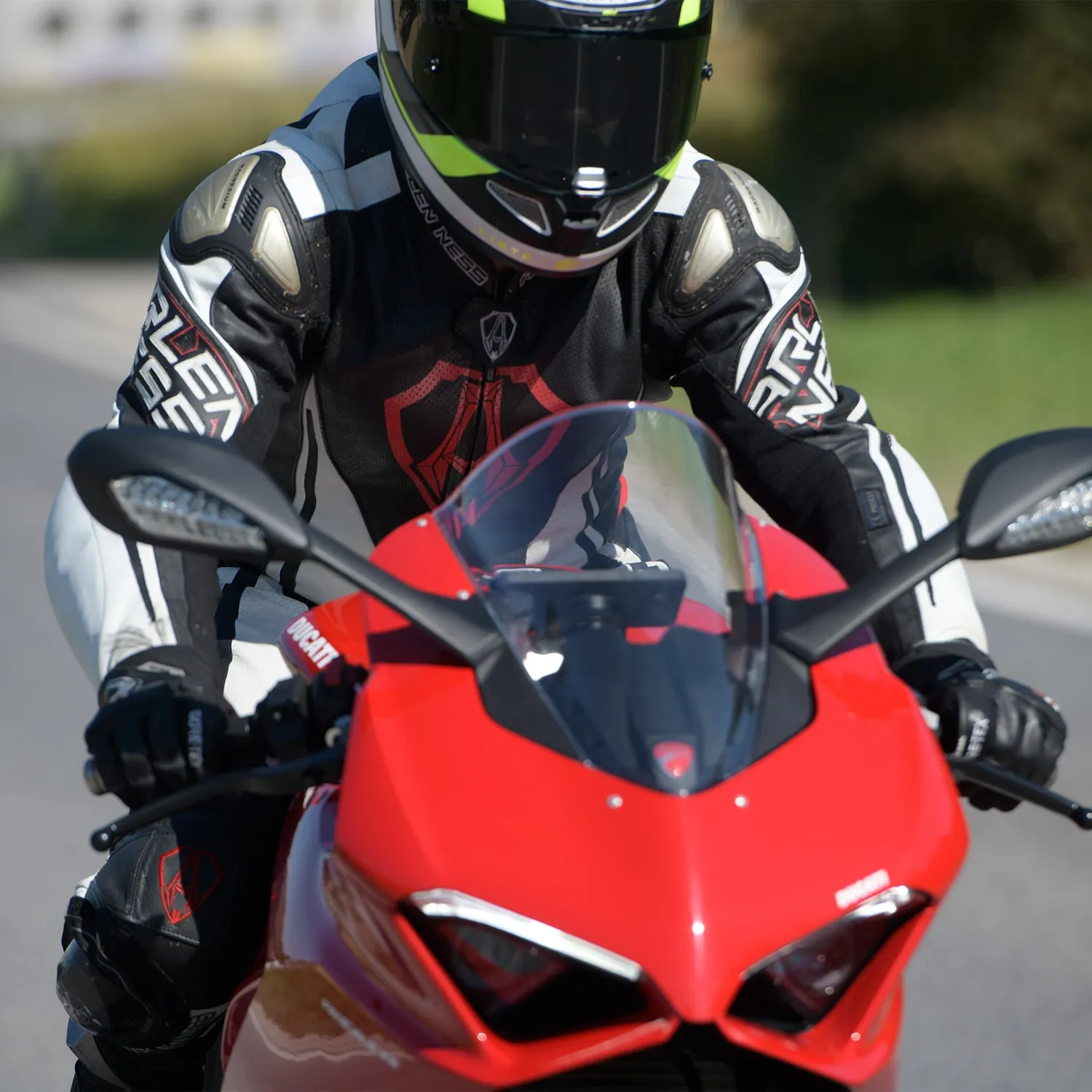 SP Connect Ducati Flag Handyhülle schwarz-rot Ducati-Design