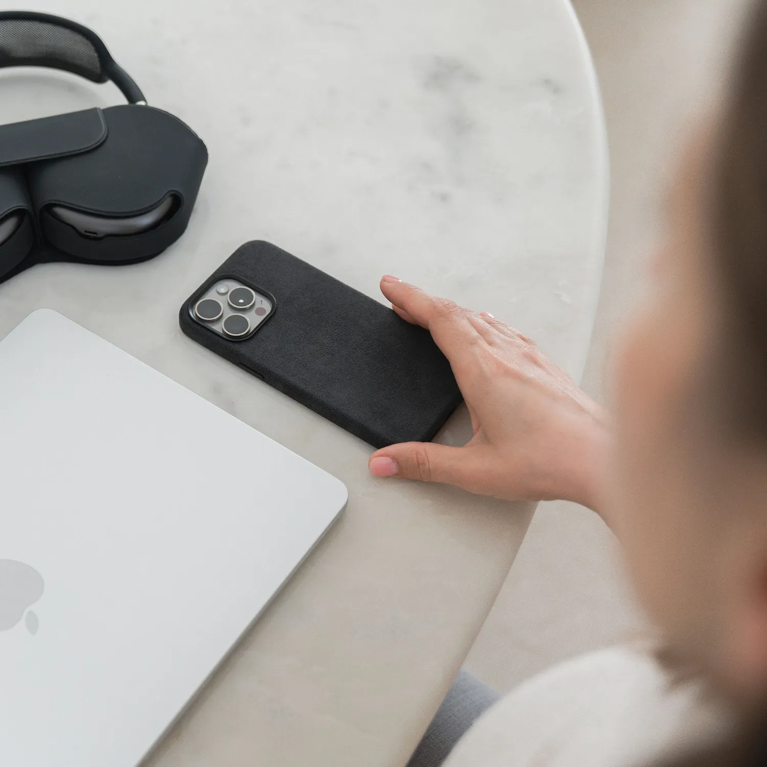 arktis Alcantara iPhone 16 Hülle Schwarz MagSafe samtig