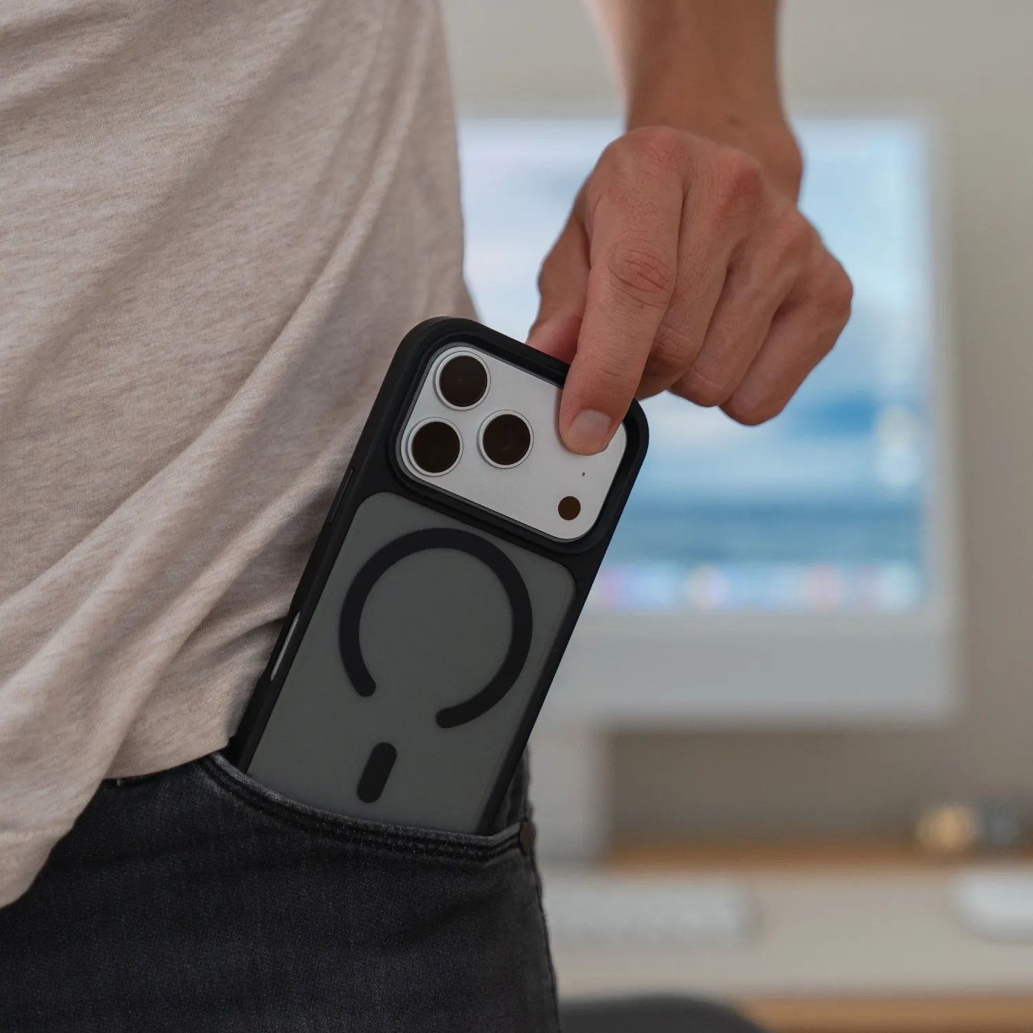 arktis Solid Case iPhone 17 Pro Hülle MagSafe Schwarz