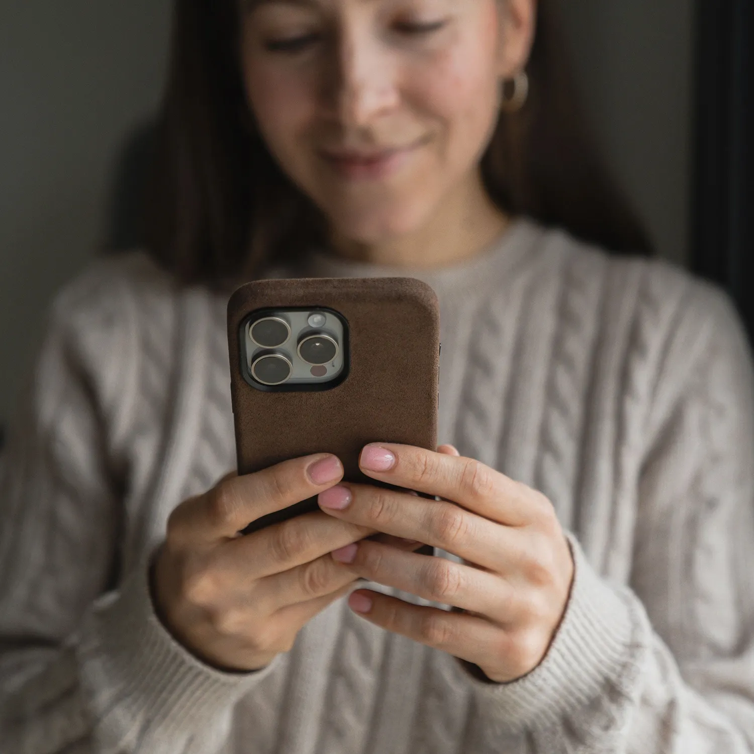 arktis iPhone 17 Alcantara Hülle Warmbraun weich