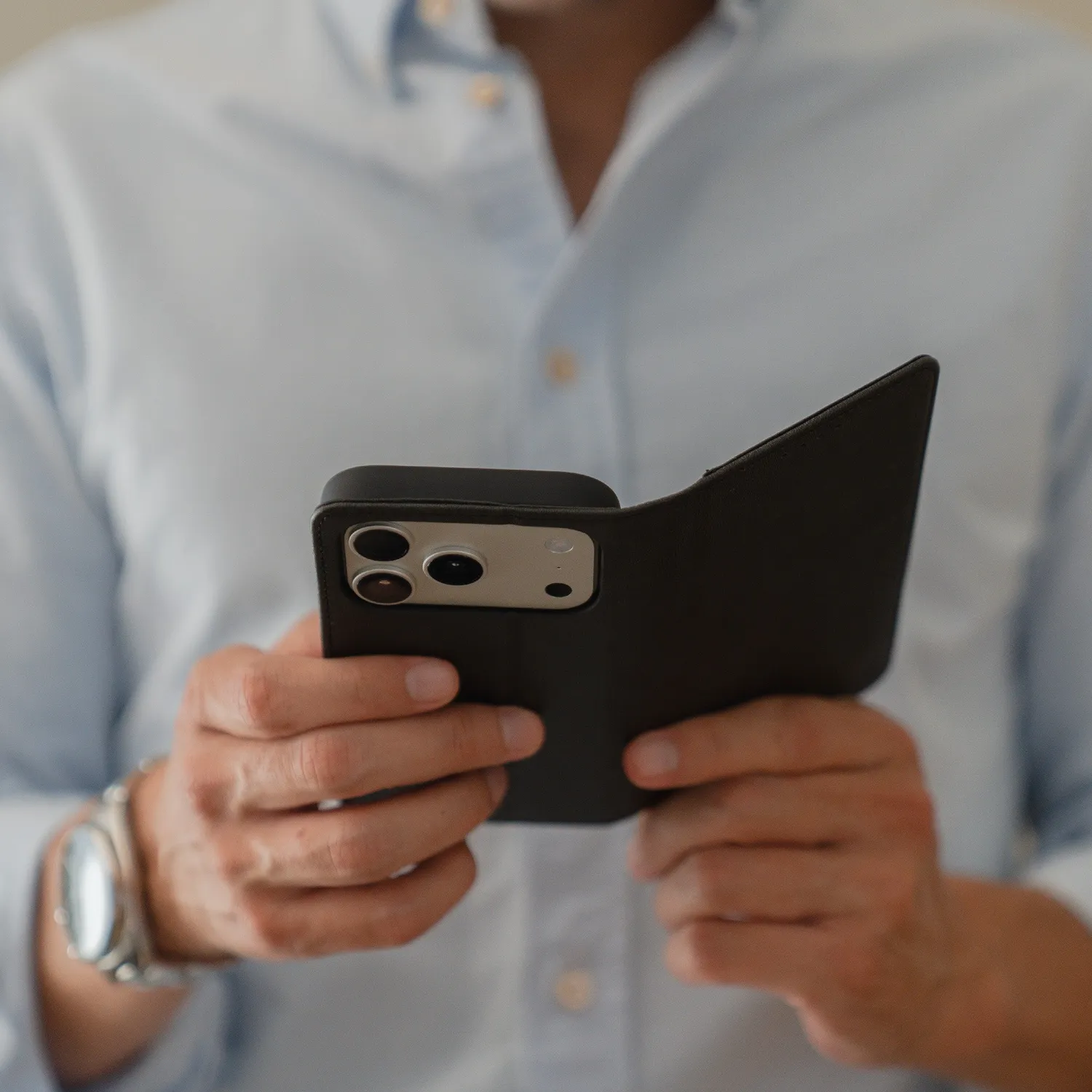 arktis Book iPhone 17 Pro Hülle Kunstleder schwarz