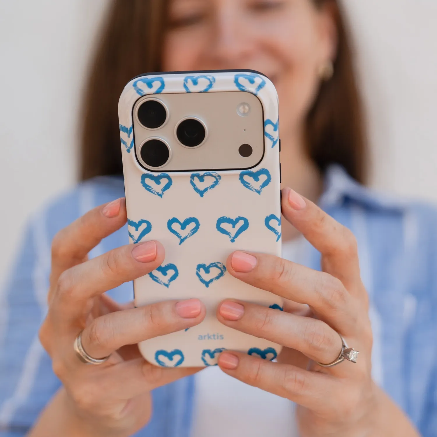 arktis Blue Hearts iPhone 16e Hülle MagSafe