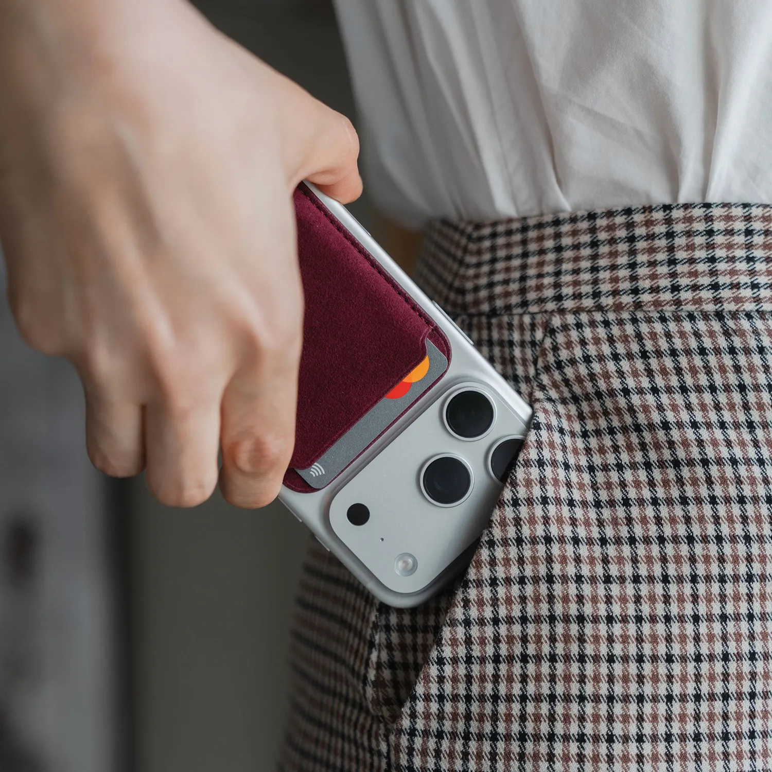 arktis iPhone MagSafe Kartenhalter Alcantara Burgunder 4 Karten