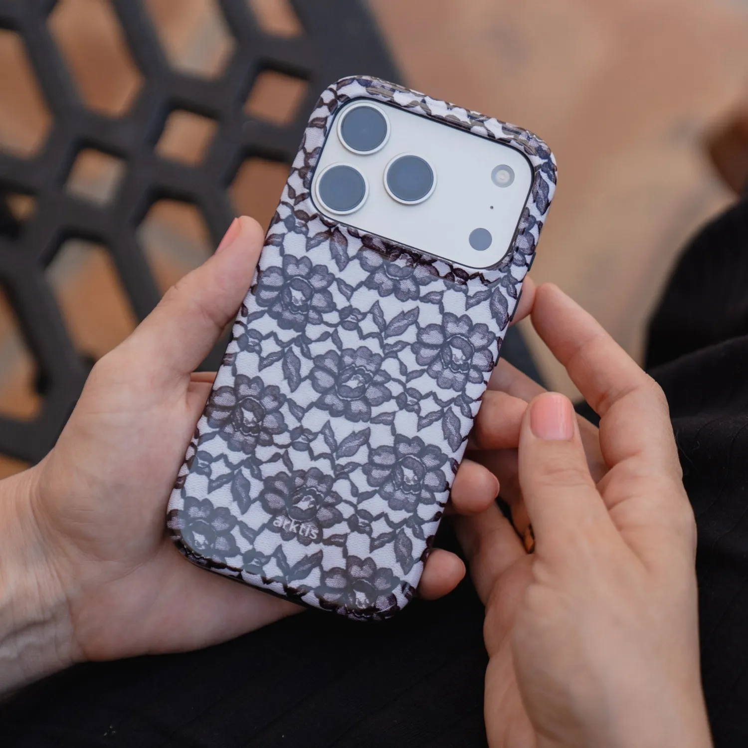 arktis Dark Rose iPhone 16 Pro Hülle MagSafe Print