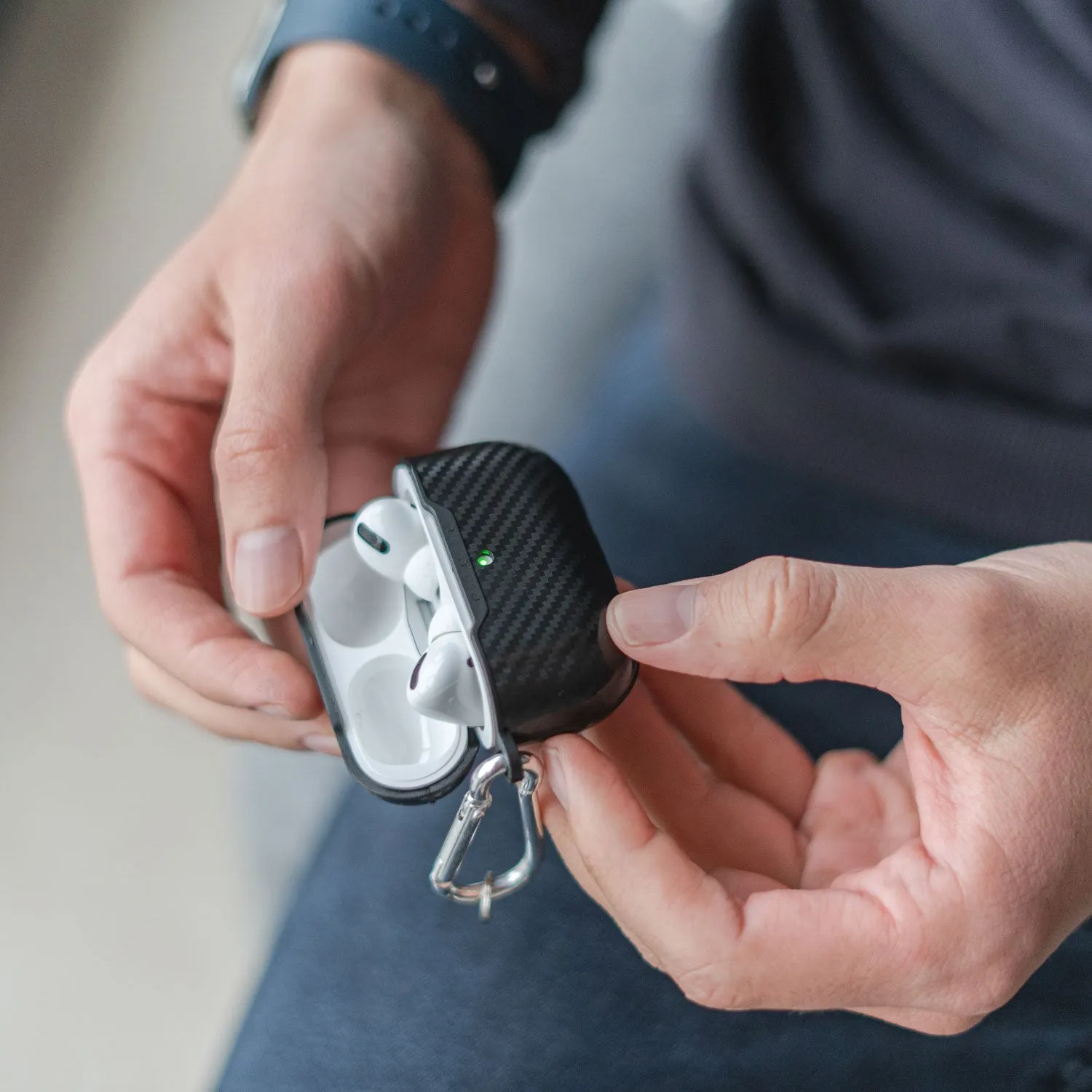 arktis Carbon AirPods Pro 3 Case mit Karabiner