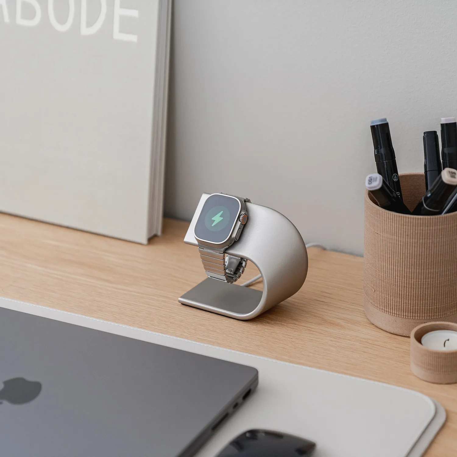 arktisband Aluminium Apple Watch Ultra Ständer Titanfarben