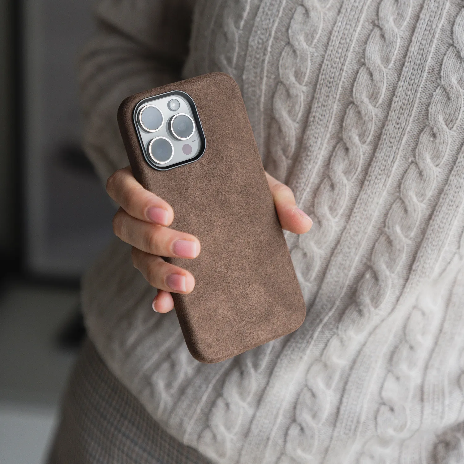 arktis iPhone 17 Alcantara Hülle Warmbraun weich