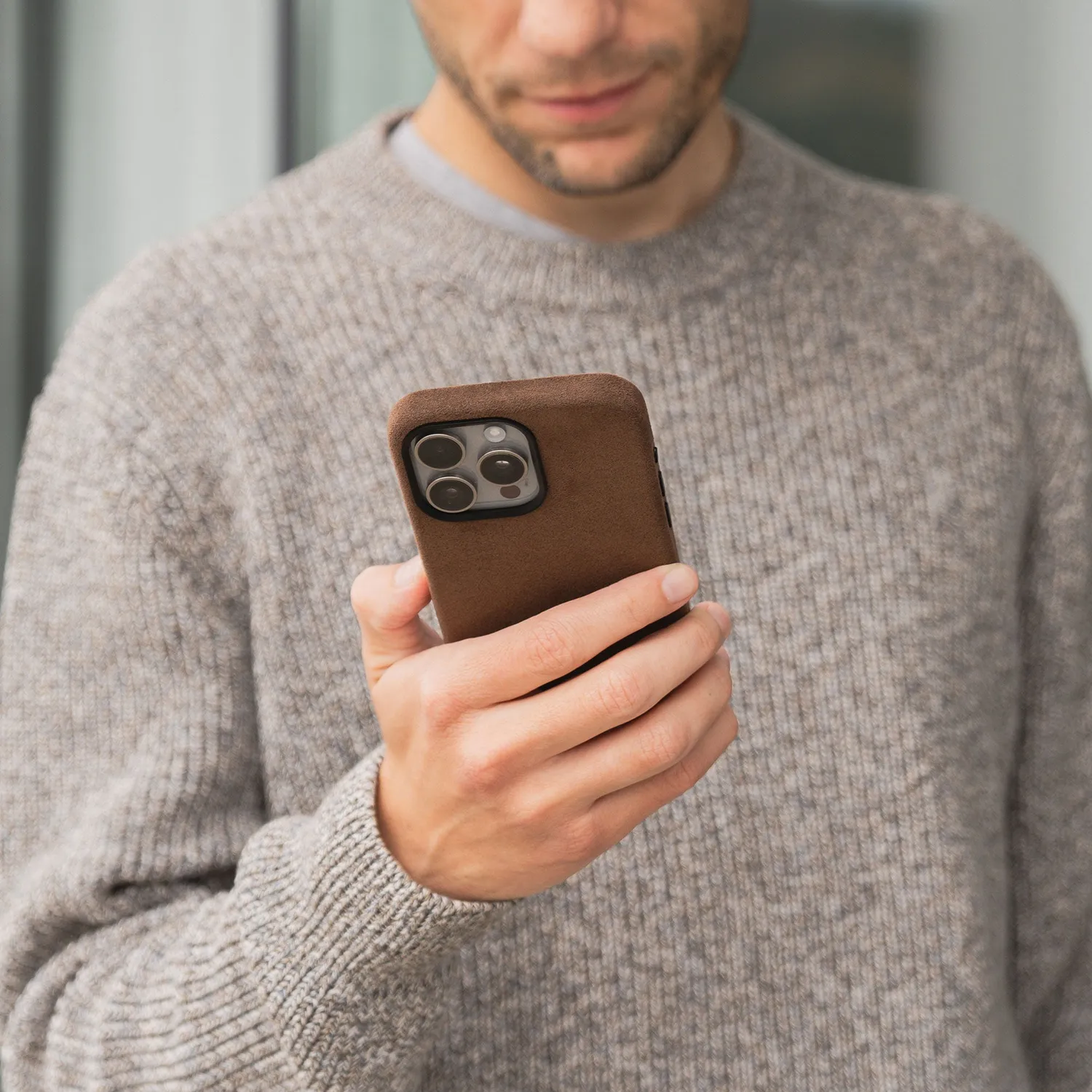 arktis iPhone 17 Alcantara Hülle Warmbraun weich
