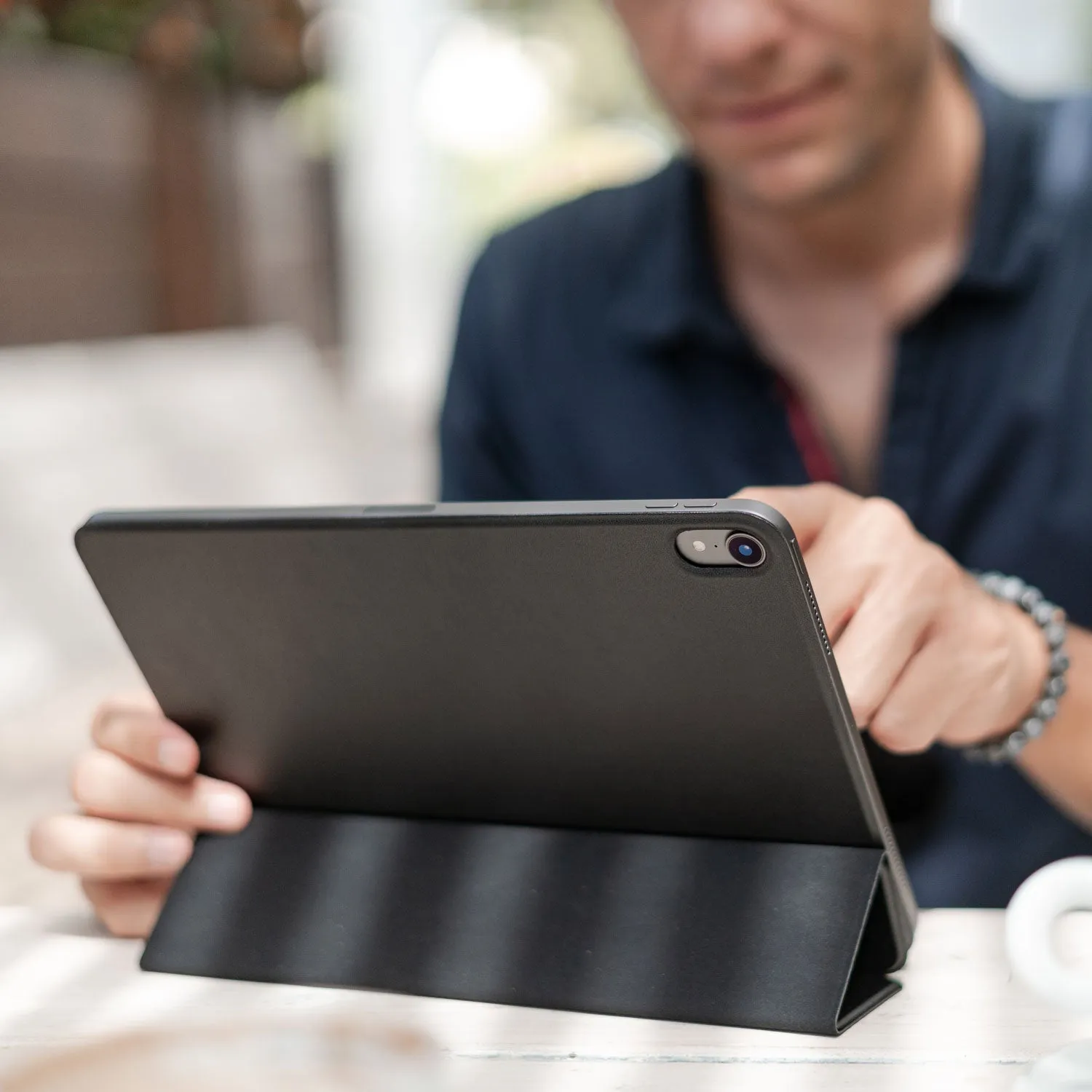 arktis iPad Air 13" (2024/2025/2026) Smart Case Hülle Schwarz magnetisch