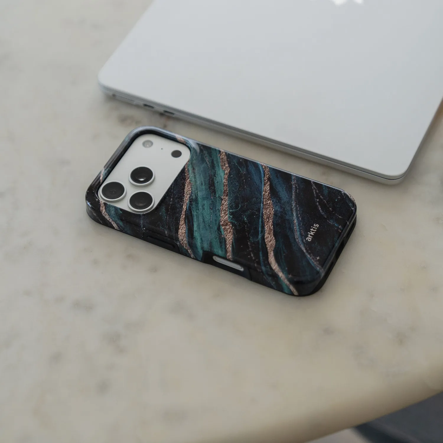 arktis Green Marble iPhone 16 Hülle MagSafe