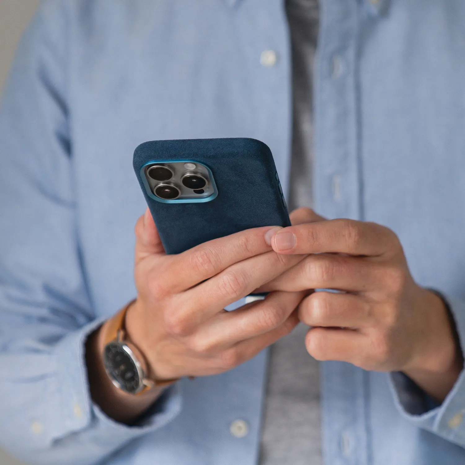 arktis iPhone 15 Pro Alcantara Hülle Schwarz
