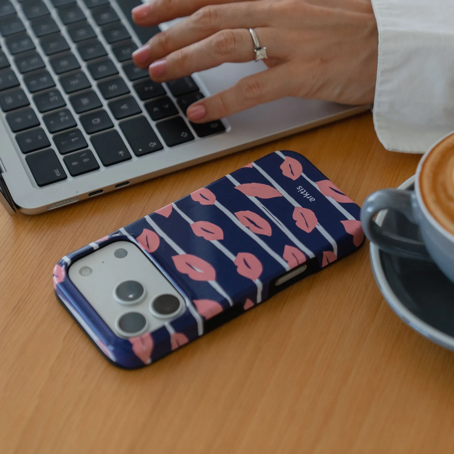 arktis Fashion Case iPhone 14 Pro Hülle Kisses MagSafe