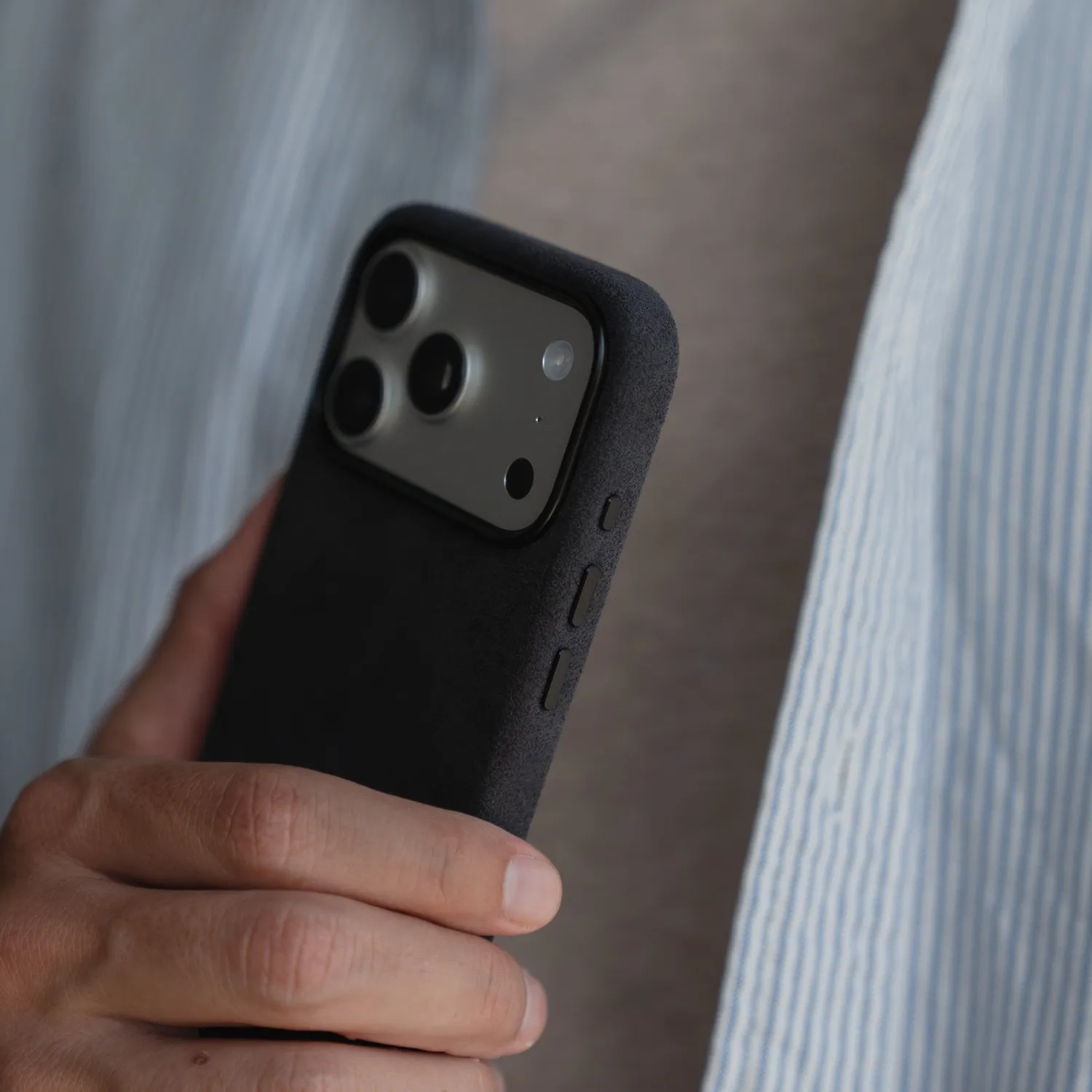 arktis Alcantara iPhone 17 Pro Hülle Schwarz MagSafe