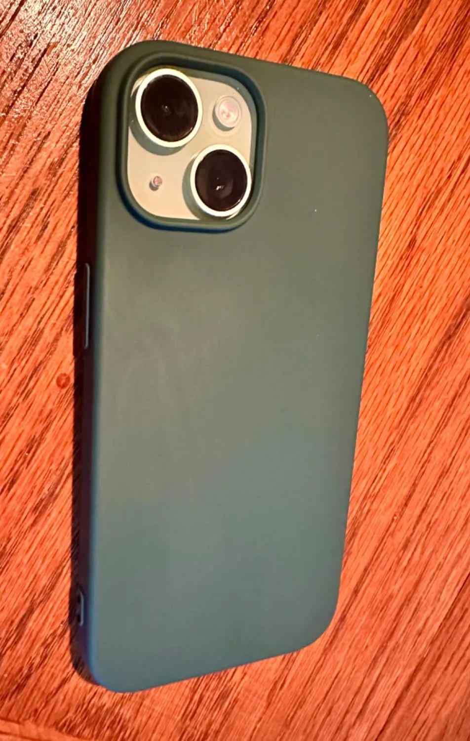 EAZY CASE iPhone 15 Silikonhülle Violett matt stoßfest