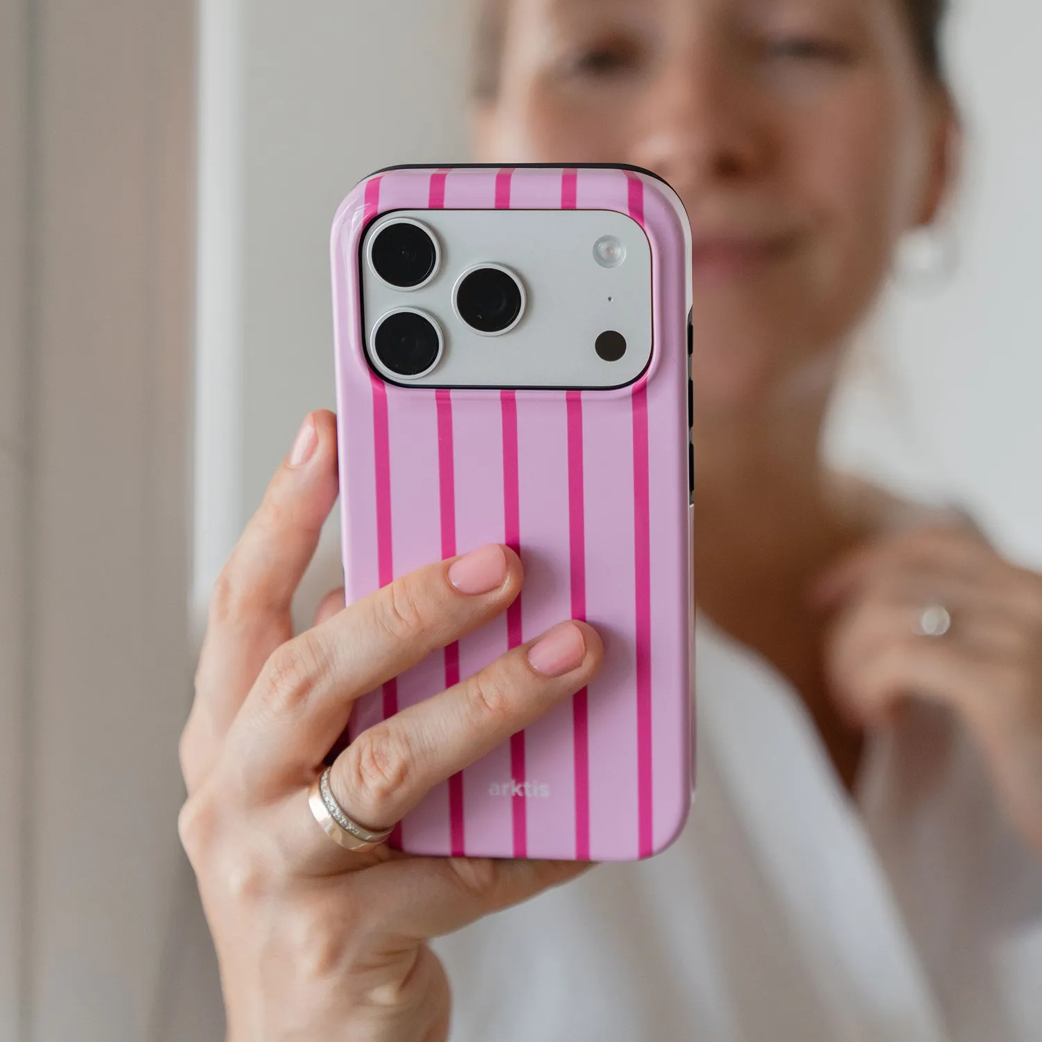 arktis iPhone 15 Pro Max Hülle Lady Stripes mit MagSafe