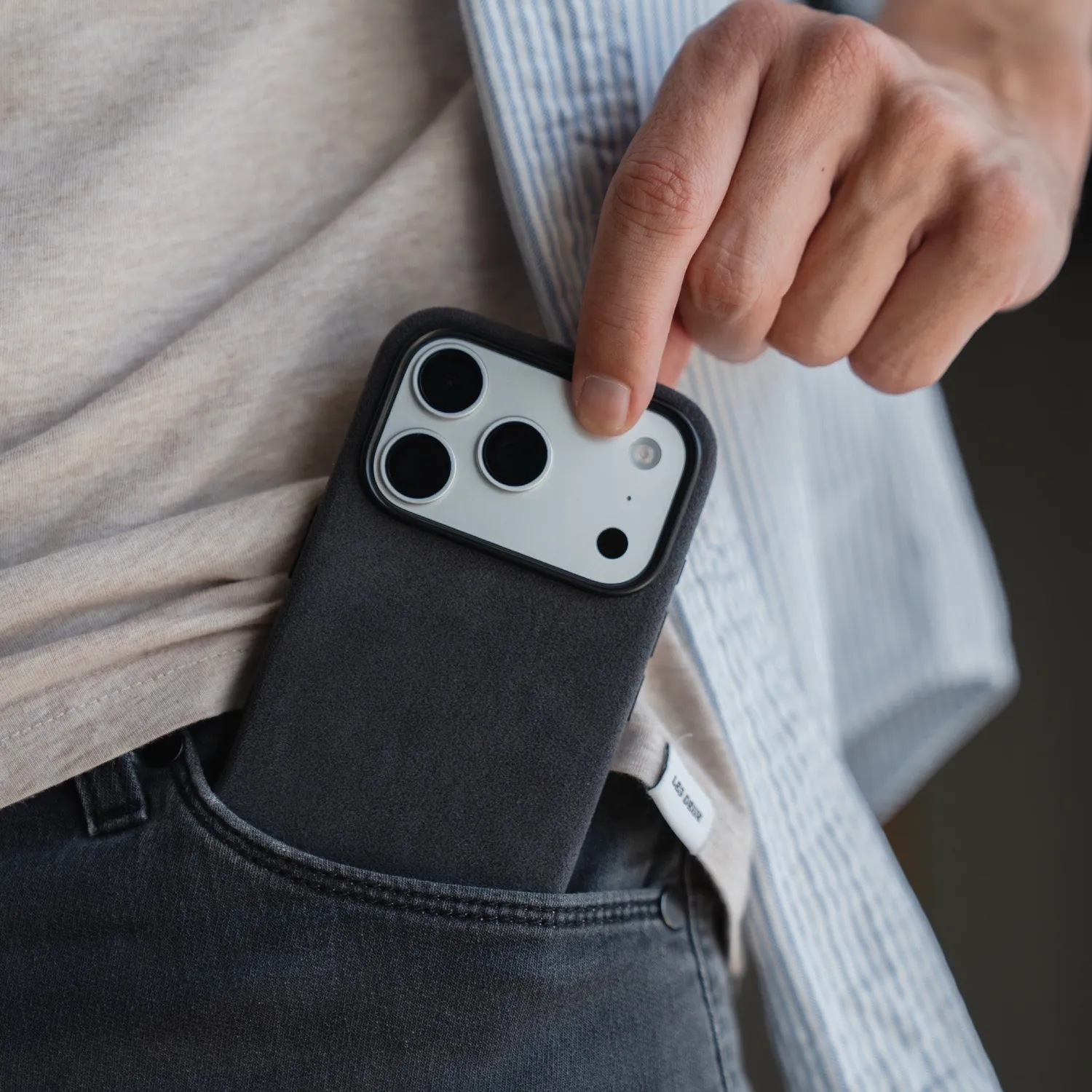 arktis Alcantara iPhone 17 Pro Hülle Schwarz MagSafe
