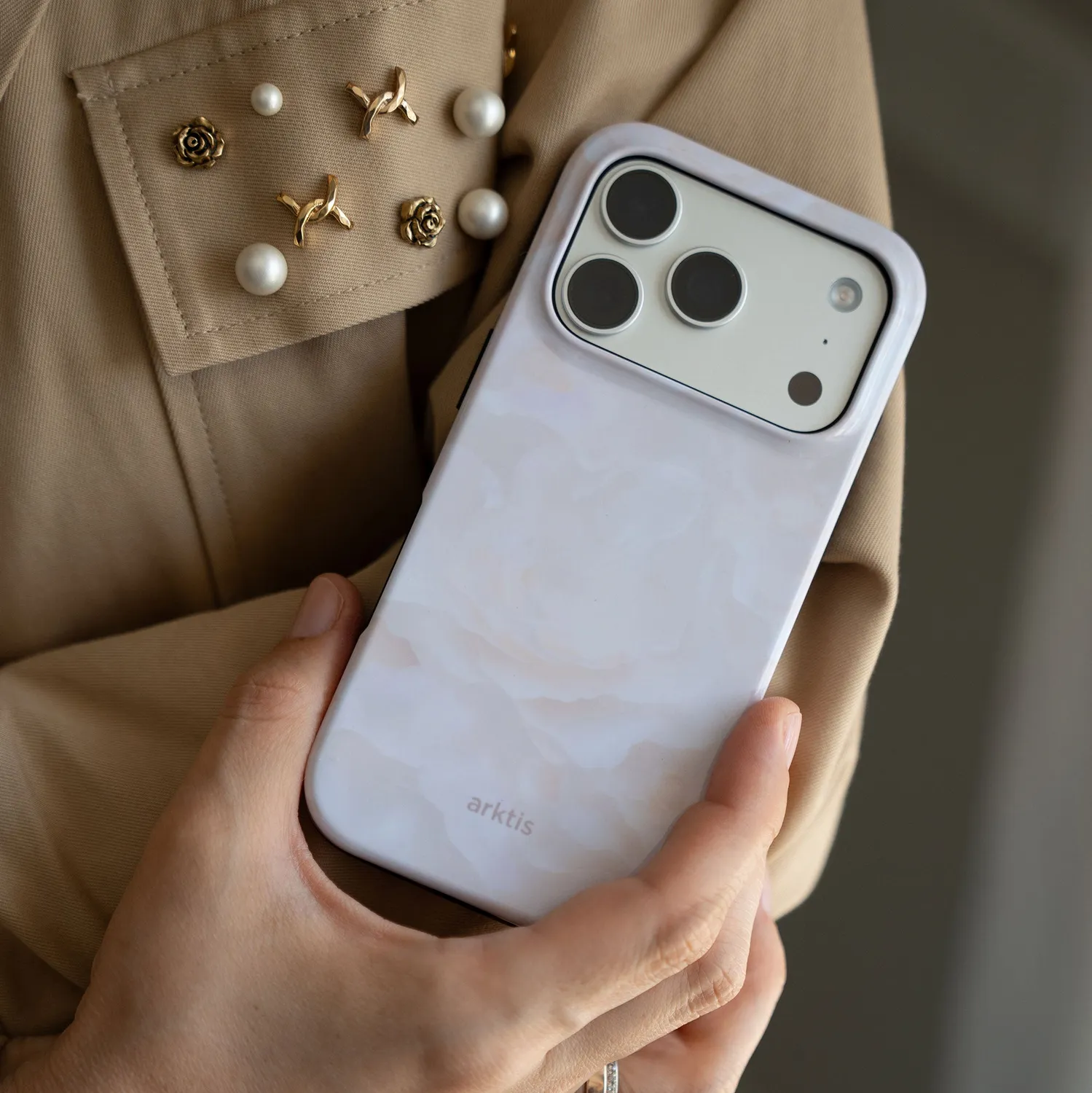 arktis iPhone 16 Hülle Marble Flower mit MagSafe
