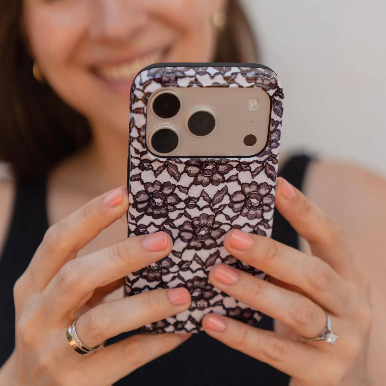 arktis Dark Rose iPhone 16 Pro Hülle MagSafe Print