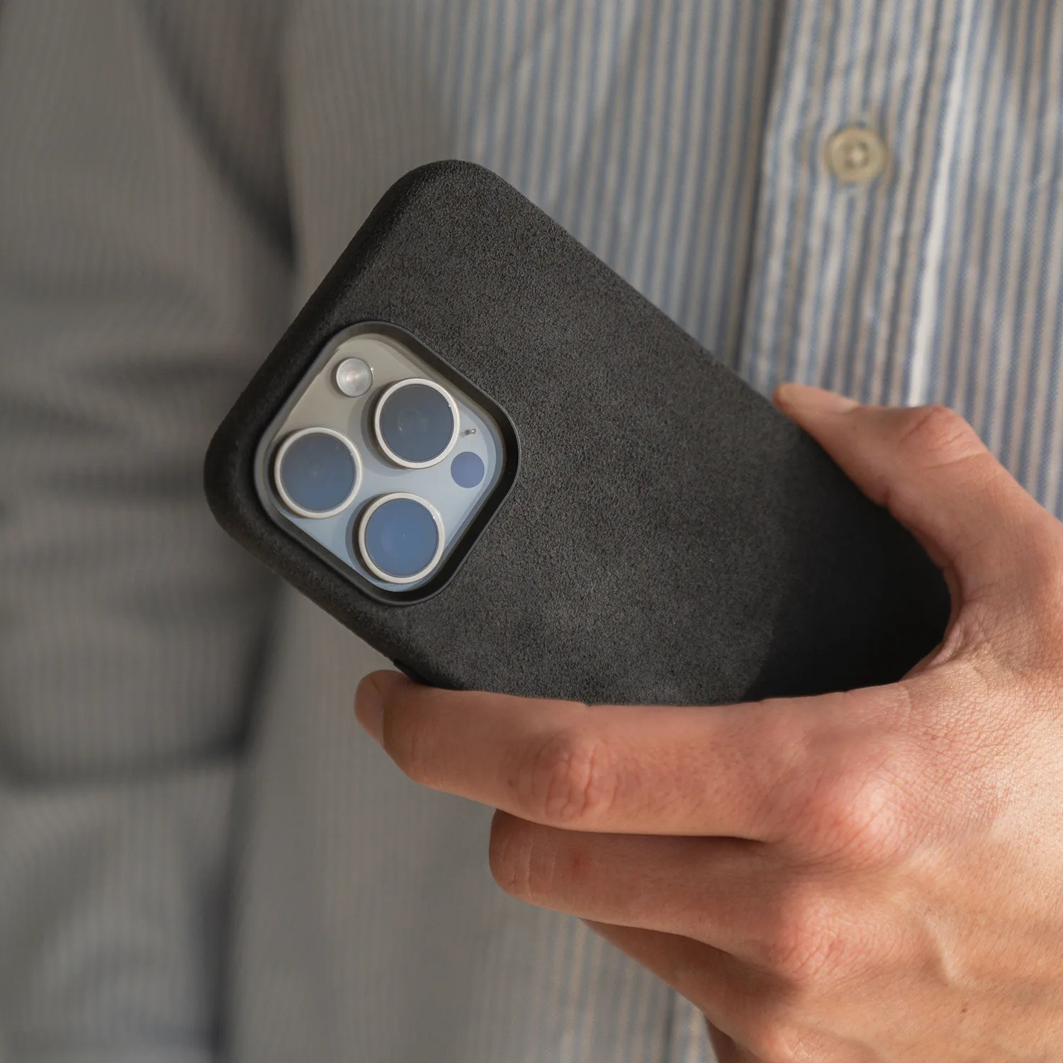 arktis Alcantara iPhone 16 Hülle Schwarz MagSafe samtig