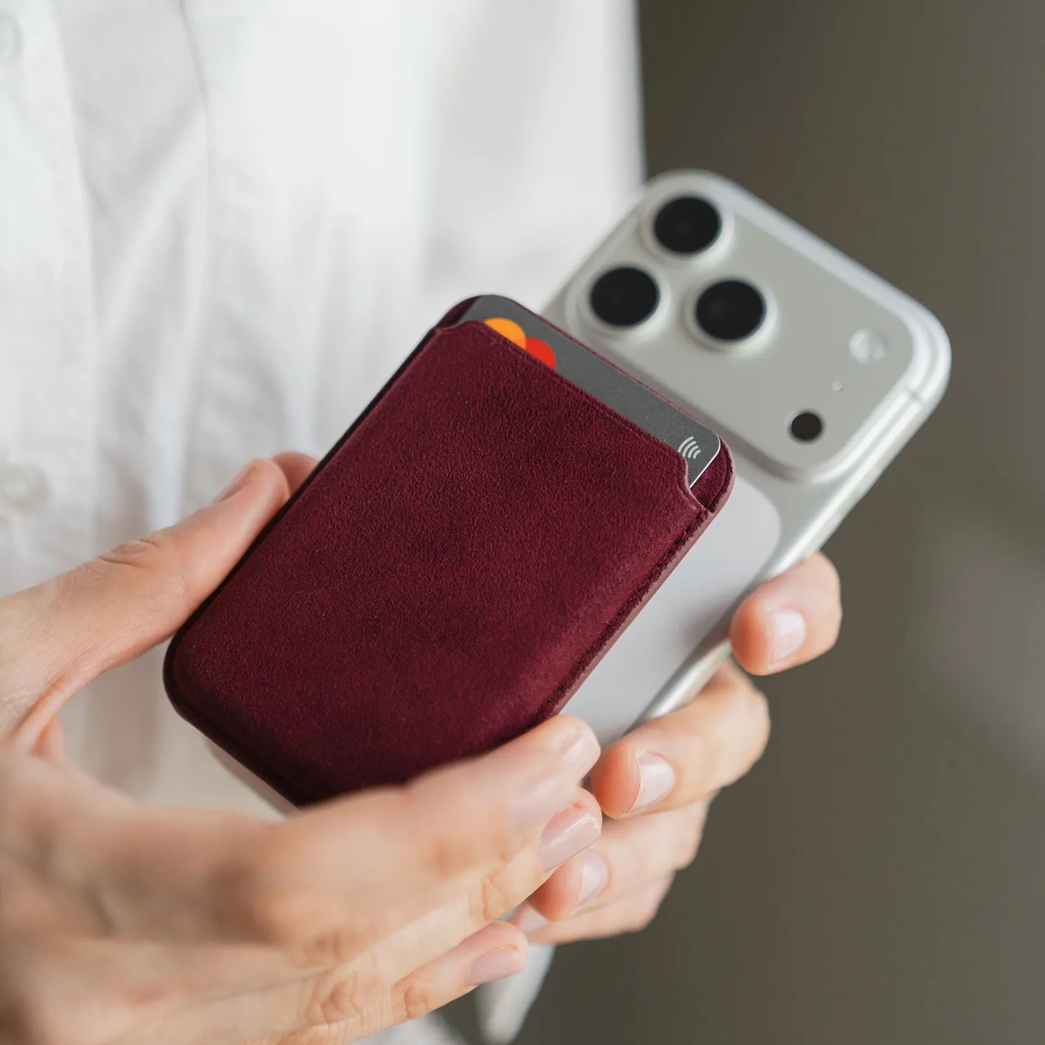 arktis iPhone MagSafe Kartenhalter Alcantara Burgunder 4 Karten