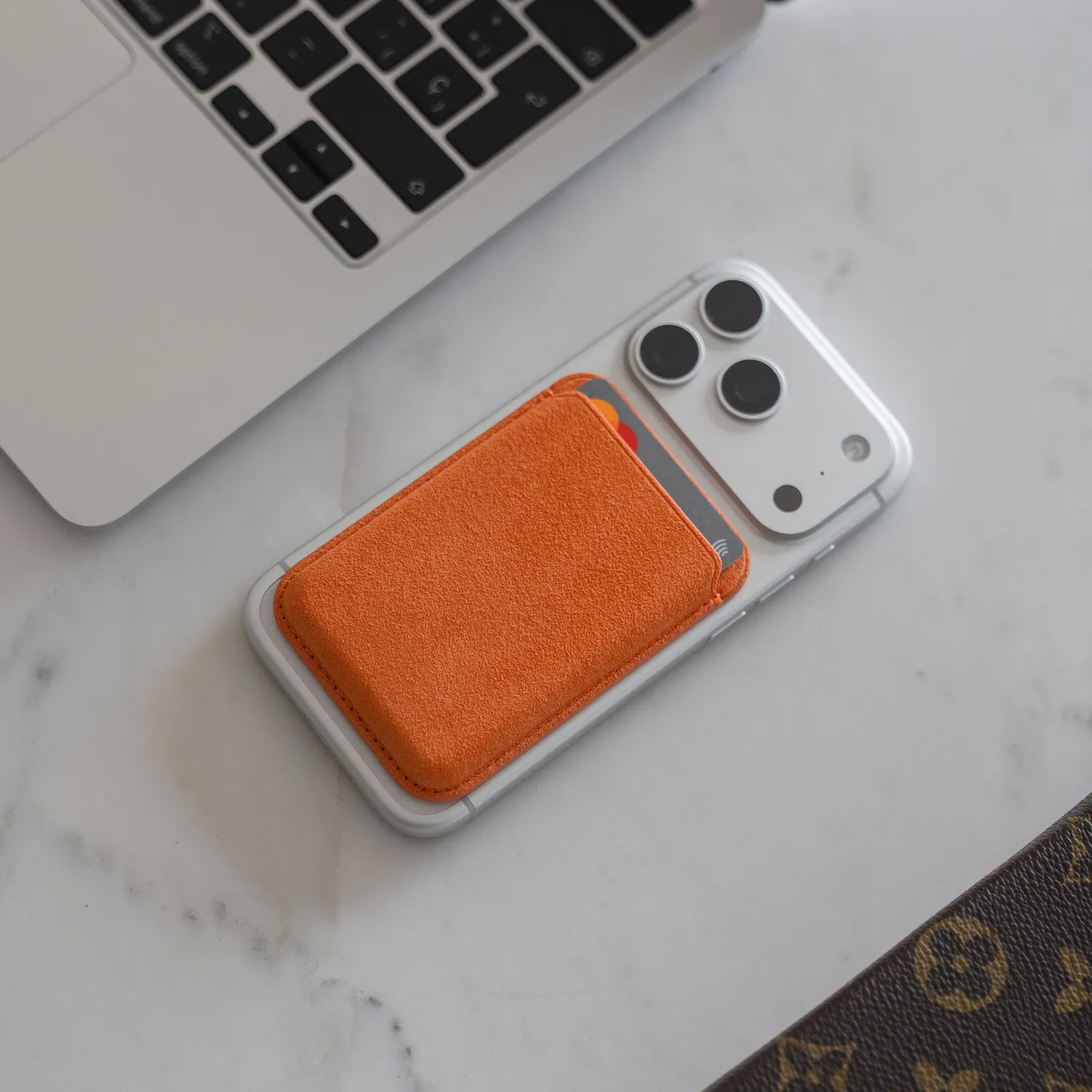 arktis iPhone MagSafe Kartenhalter Alcantara Burgunder 4 Karten